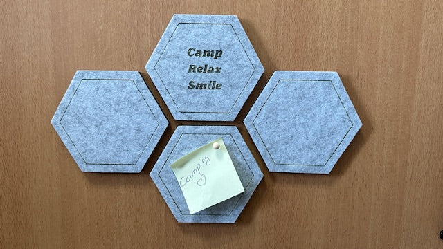 Filz-Pinnwand 4er-Set – „Camp, Relax, Smile“
