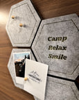 Filz-Pinnwand 4er-Set, selbstklebend – grau, modern – Notizbrett & Wand-Deko mit Camping-Design – “Camp, Relax, Smile” inkl. 12 Pins