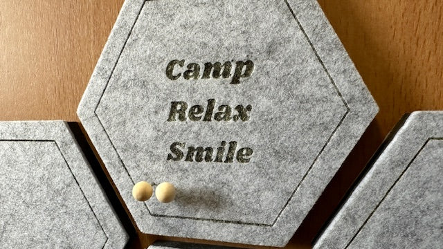 Sechseckige Filz Pinnwand CAMP RELAX SMILE 4er Set grau selbstklebend