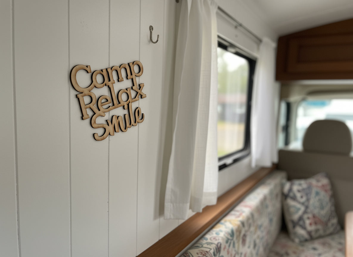 Camp & Relax & Smile Holz Schriftzug Kirschbaumholz Selbstklebend-1